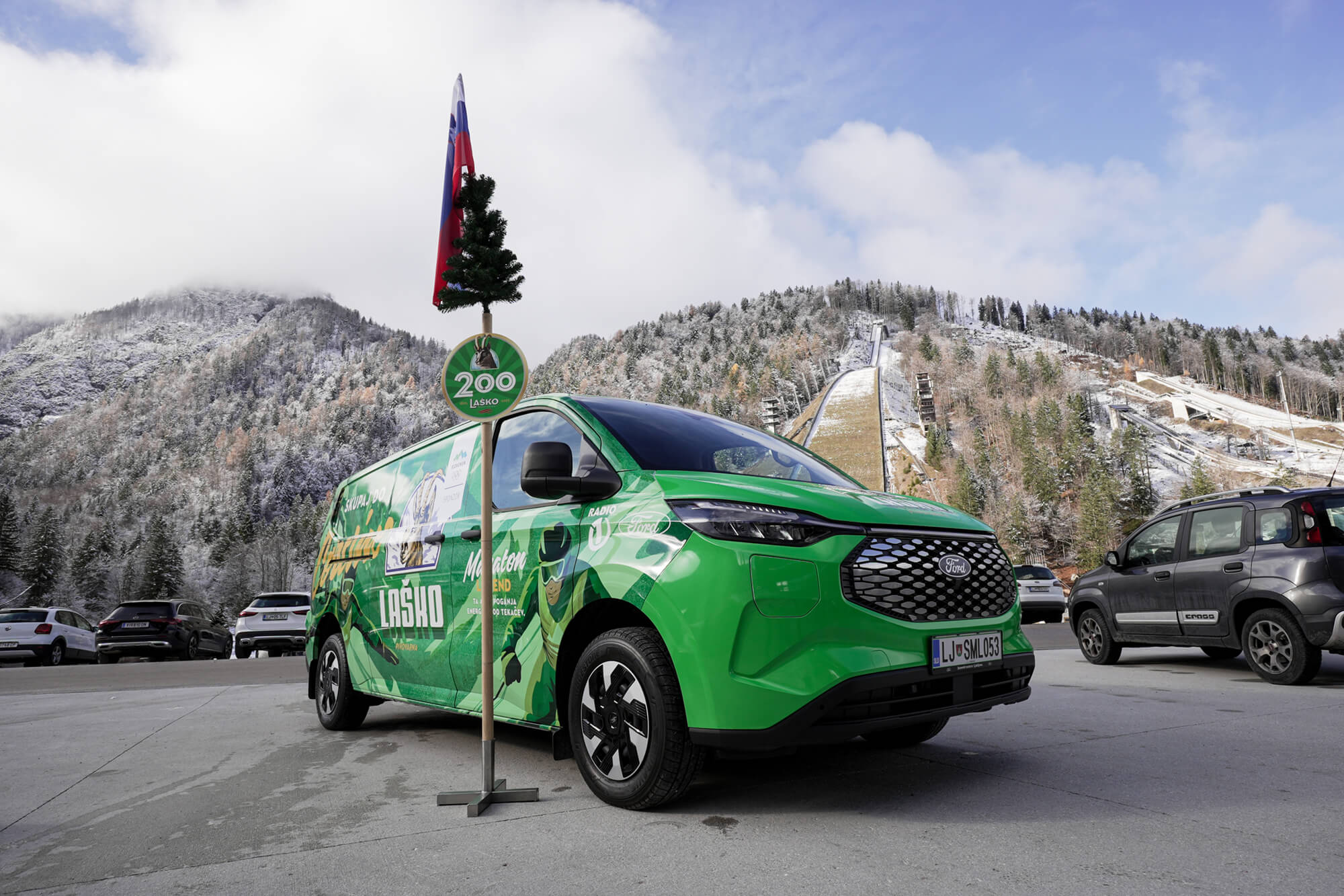 V Cortino peljemo slovensko baklo, Laško mlaj in navijaški duh