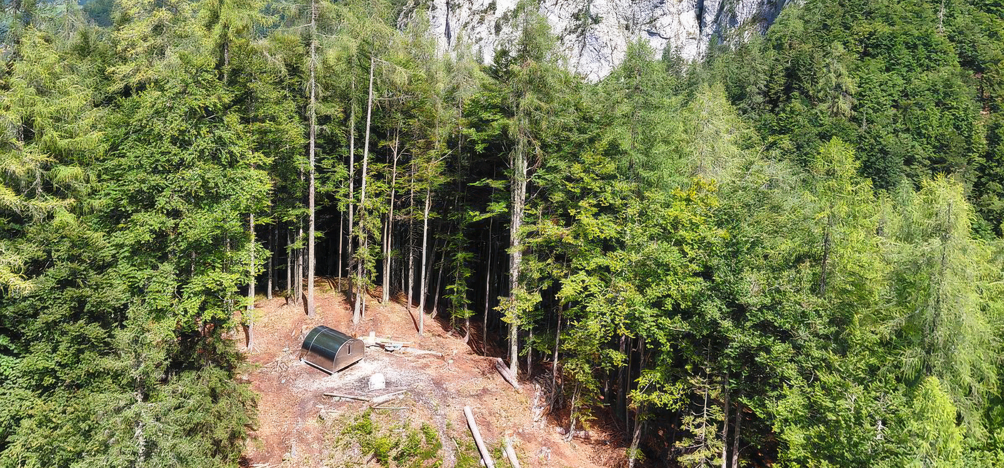 V Zlatorogovem kraljestvu zrasel bivak iz recikliranih pločevink